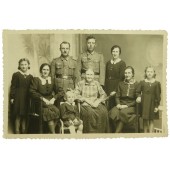 Två tyska soldater, veteraner från östfronten, med sin familj.